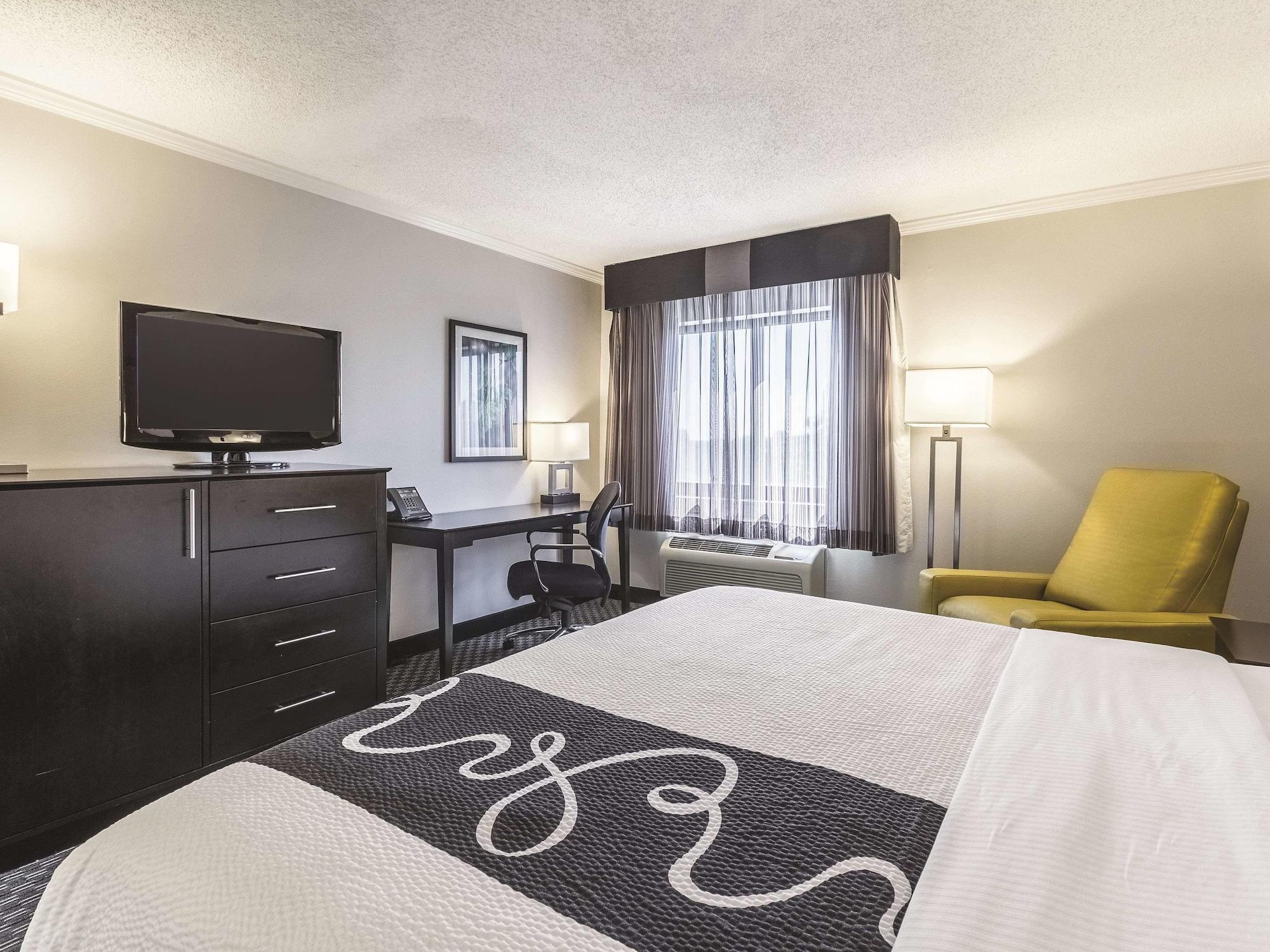 La Quinta By Wyndham Cleveland - Airport North Hotel Exterior photo