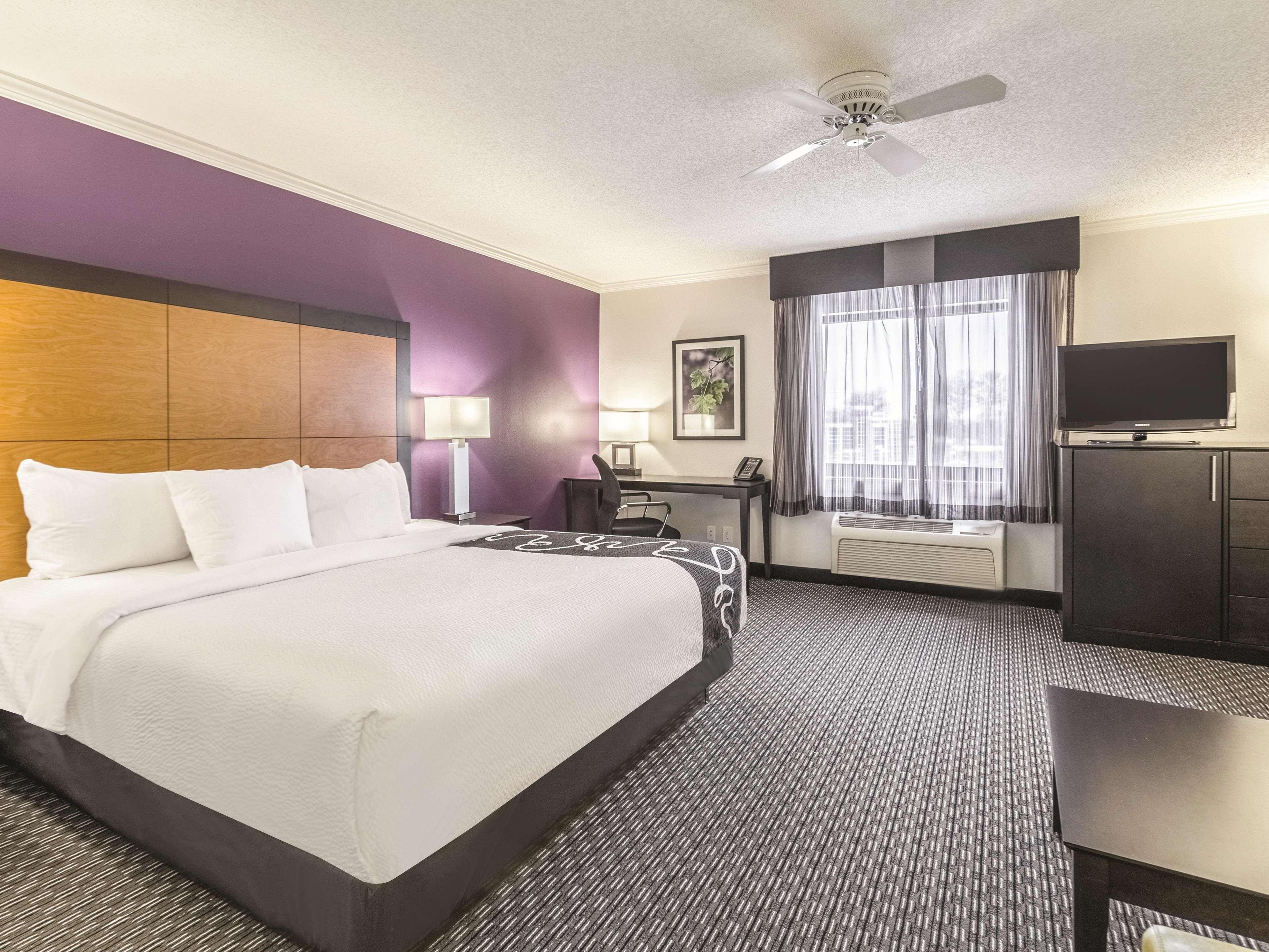 La Quinta By Wyndham Cleveland - Airport North Hotel Exterior photo
