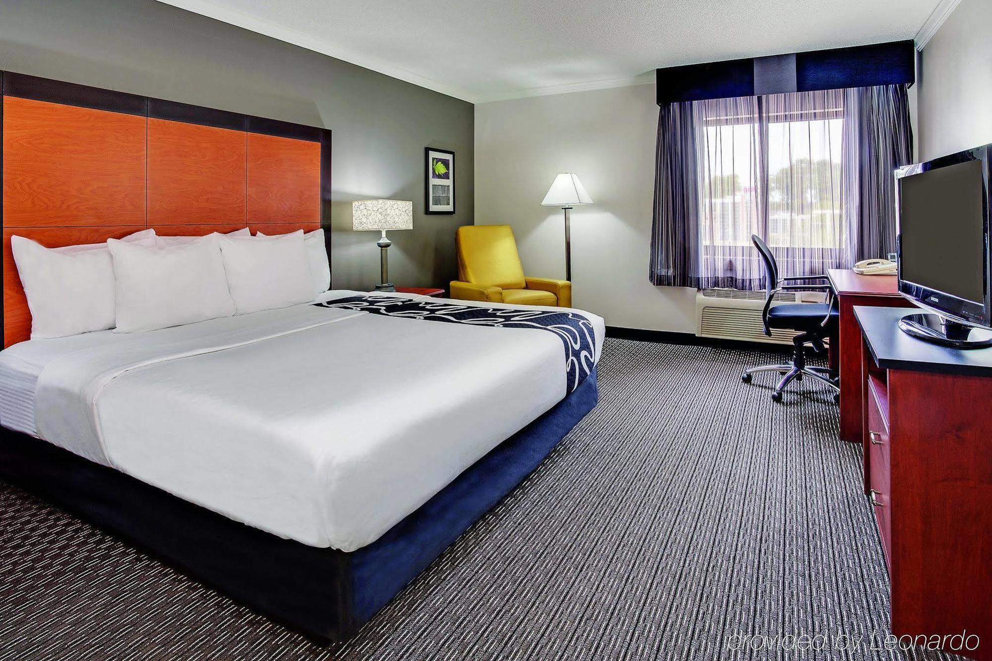 La Quinta By Wyndham Cleveland - Airport North Hotel Exterior photo