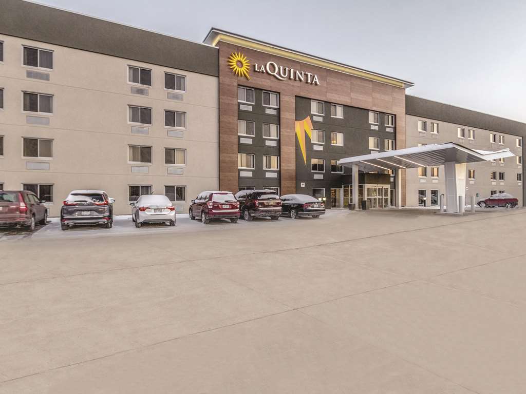 La Quinta By Wyndham Cleveland - Airport North Hotel Exterior photo