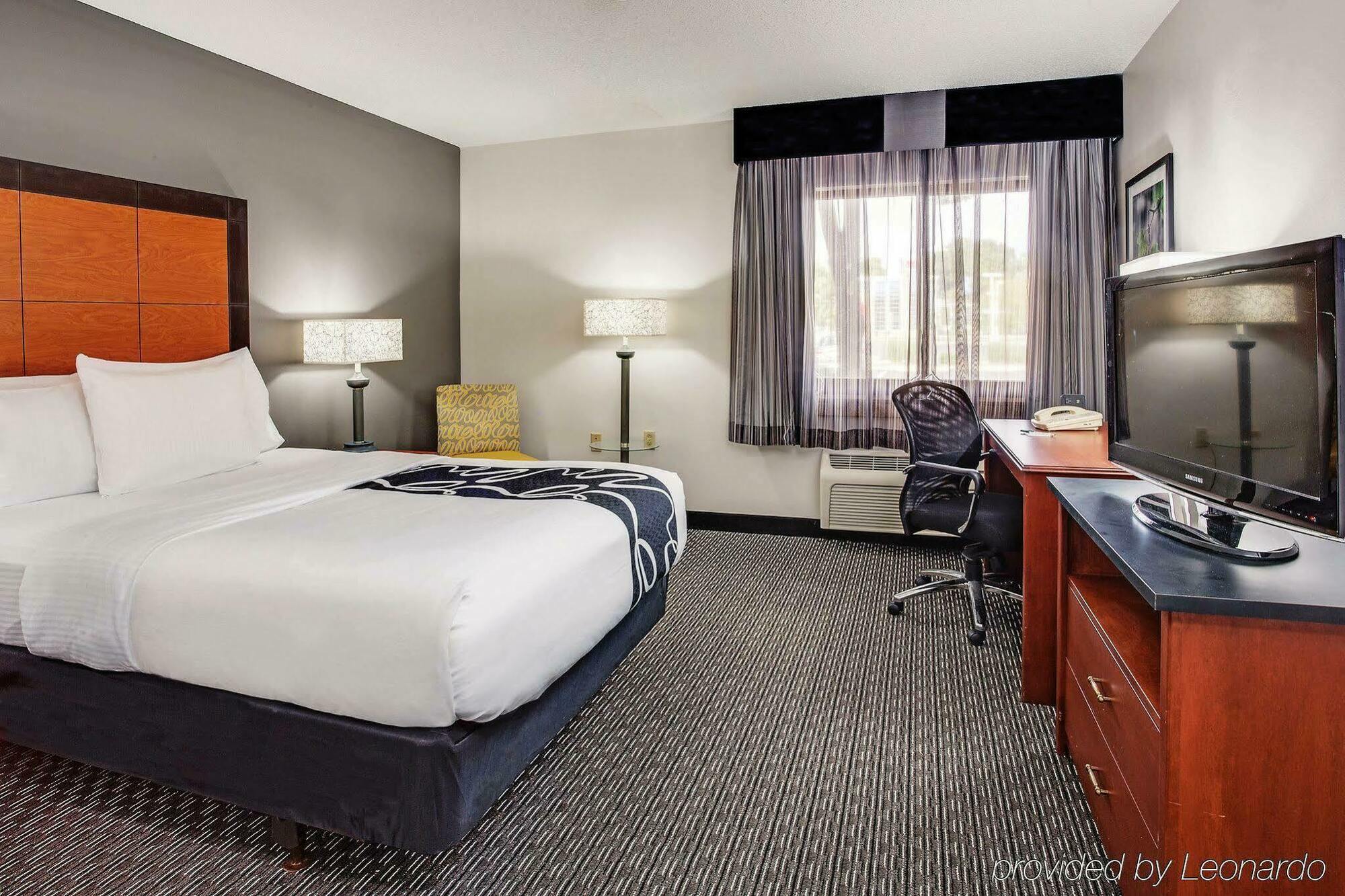 La Quinta By Wyndham Cleveland - Airport North Hotel Exterior photo