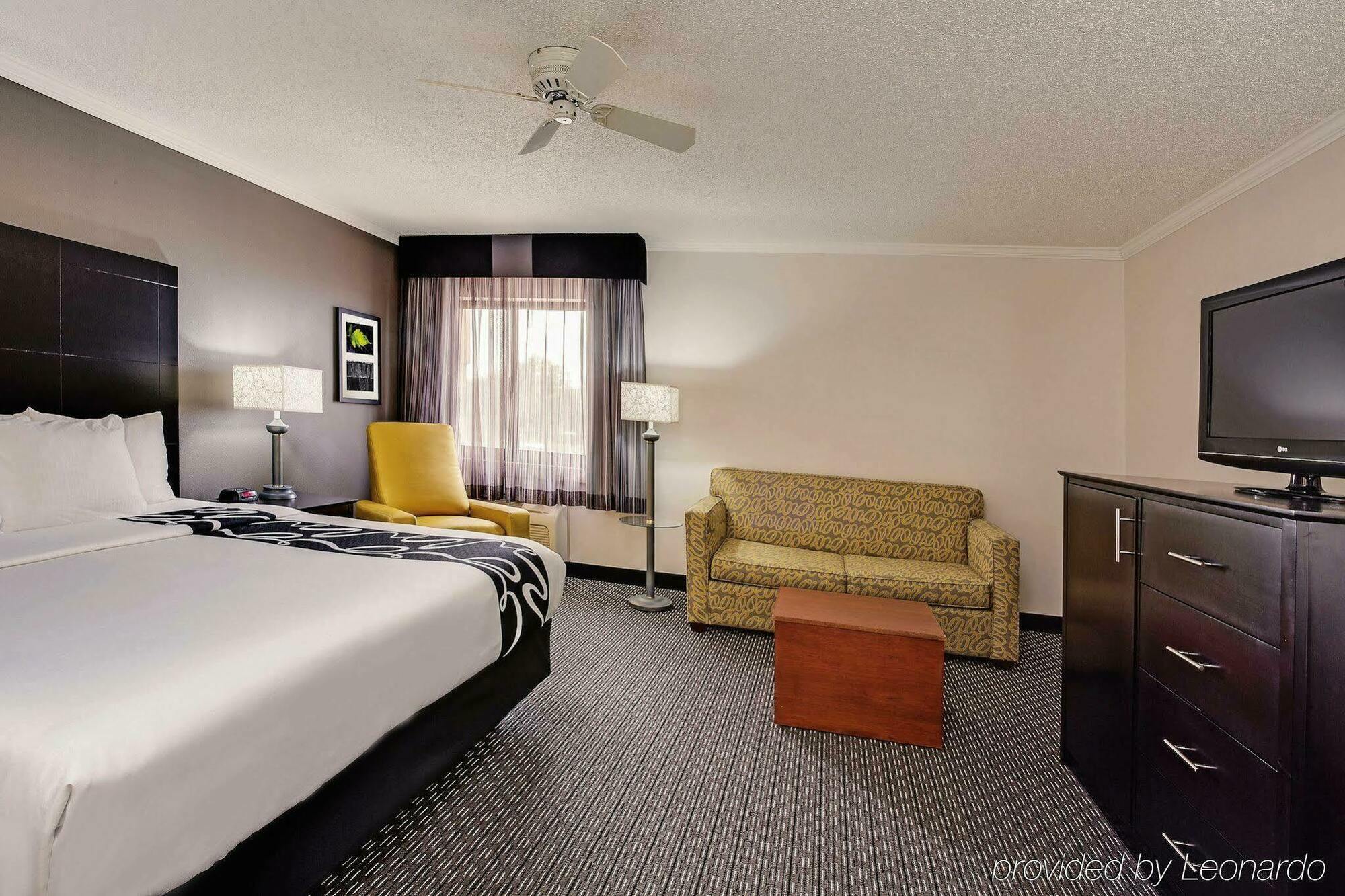 La Quinta By Wyndham Cleveland - Airport North Hotel Exterior photo