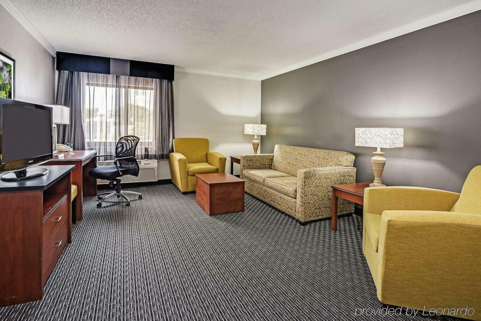 La Quinta By Wyndham Cleveland - Airport North Hotel Exterior photo