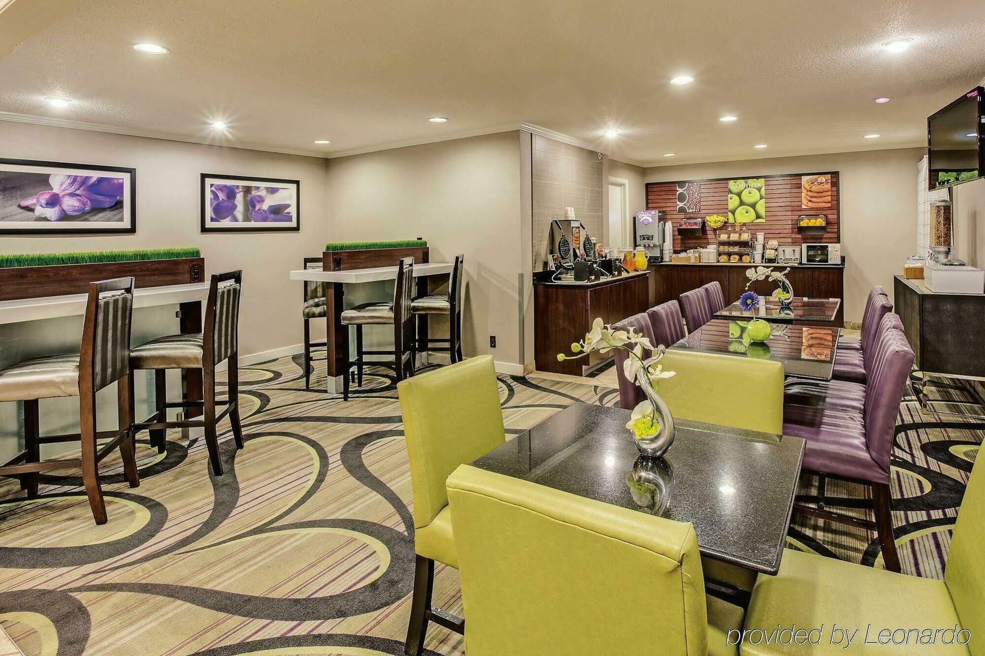 La Quinta By Wyndham Cleveland - Airport North Hotel Exterior photo