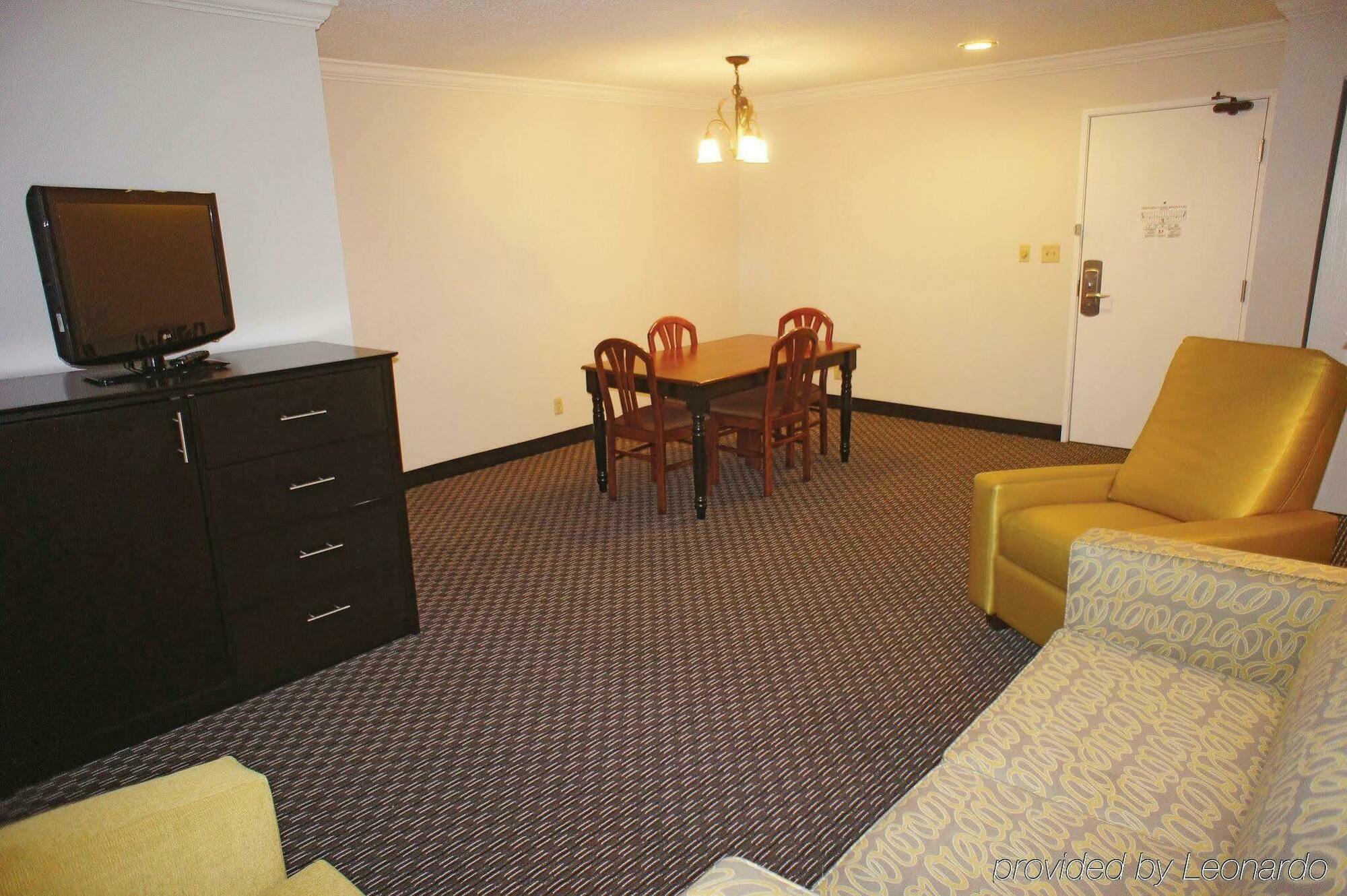La Quinta By Wyndham Cleveland - Airport North Hotel Exterior photo